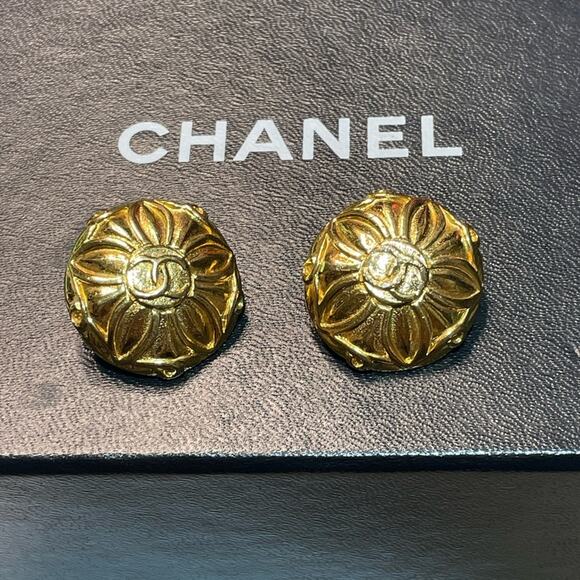 Chanel Gold Floral Earrings vintage Clip on with COA - Picture 1 of 7